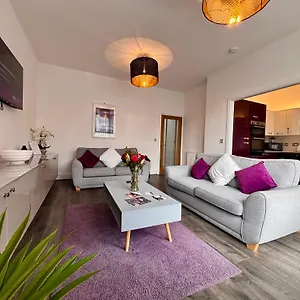 Franks 2 - Outdoor Balconies - Sleeps 8 Apartment